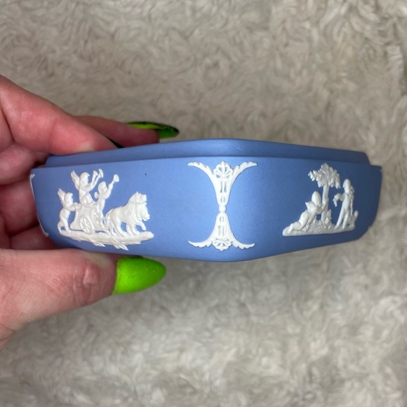 Vtg 70’s Square Wedgwood Jasperware Style Light Blue Trinket/Jewelry Box - Picture 12 of 12